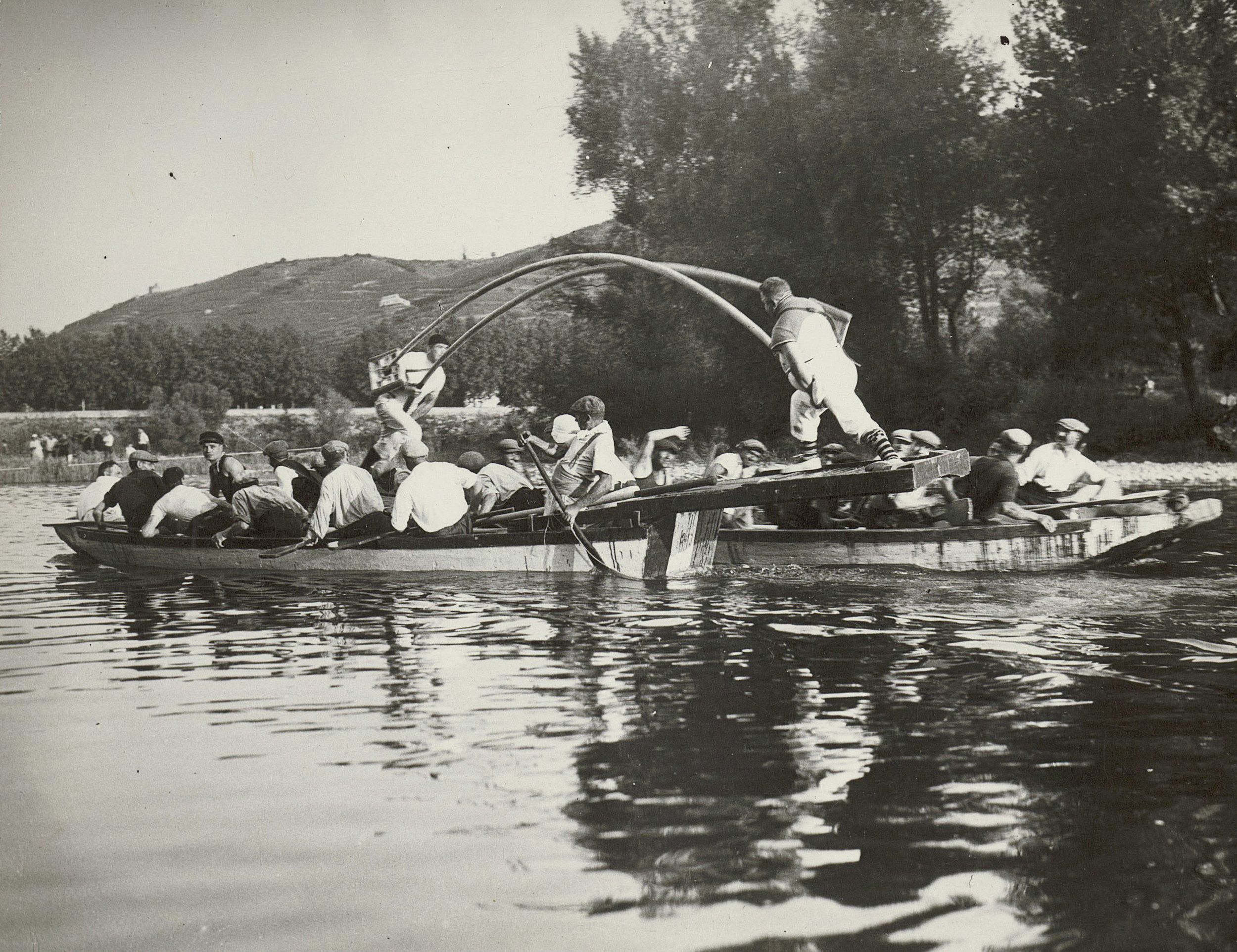 Scènes de joutes prises d'un bateau sur le Rhône, probablement près de Givors : photographie NB (milieu du XXe siècle, cote 2PH/21, copie à usage privé)