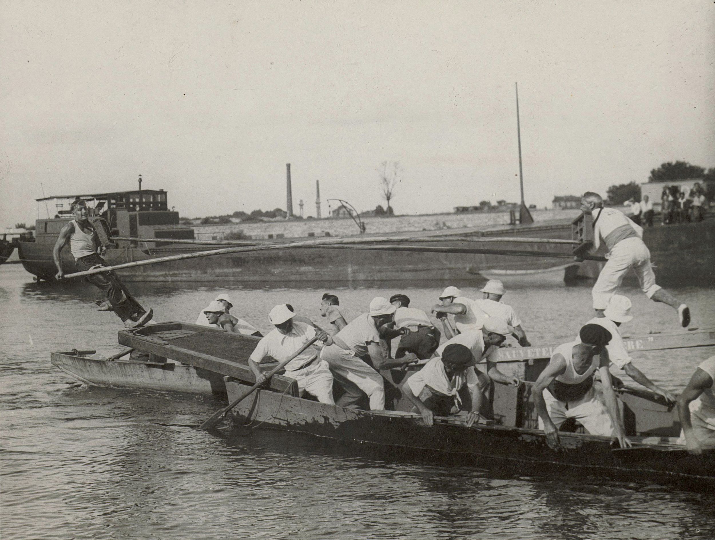 Scènes de joutes prises d'un bateau sur le Rhône, probablement près de Givors : photographie NB (milieu du XXe siècle, cote 2PH/21, copie à usage privé)