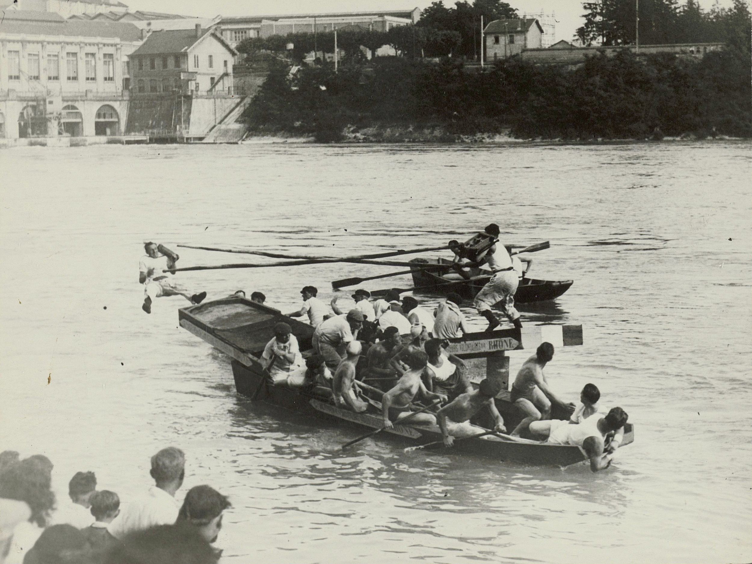 Scènes de joutes prises d'un bateau sur le Rhône, probablement près de Givors : photographie NB (milieu du XXe siècle, cote 2PH/21, copie à usage privé)