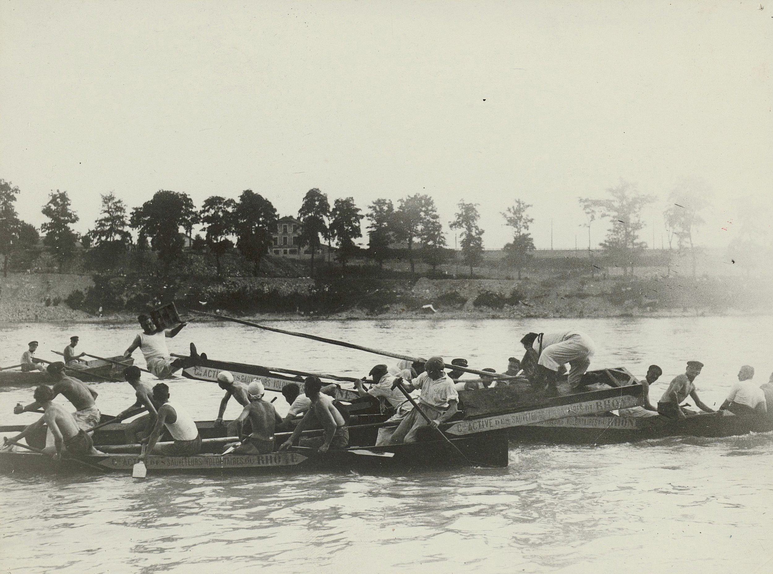 Scènes de joutes prises d'un bateau sur le Rhône, probablement près de Givors : photographie NB (milieu du XXe siècle, cote 2PH/21, copie à usage privé)