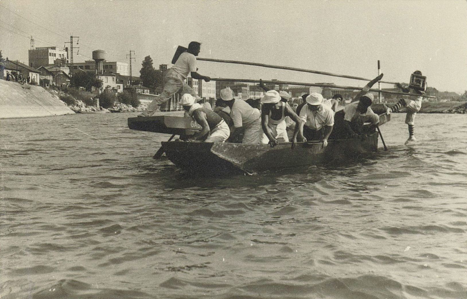 Scènes de joutes prises d'un bateau sur le Rhône, probablement près de Givors : photographie NB (milieu du XXe siècle, cote 2PH/21, copie à usage privé)