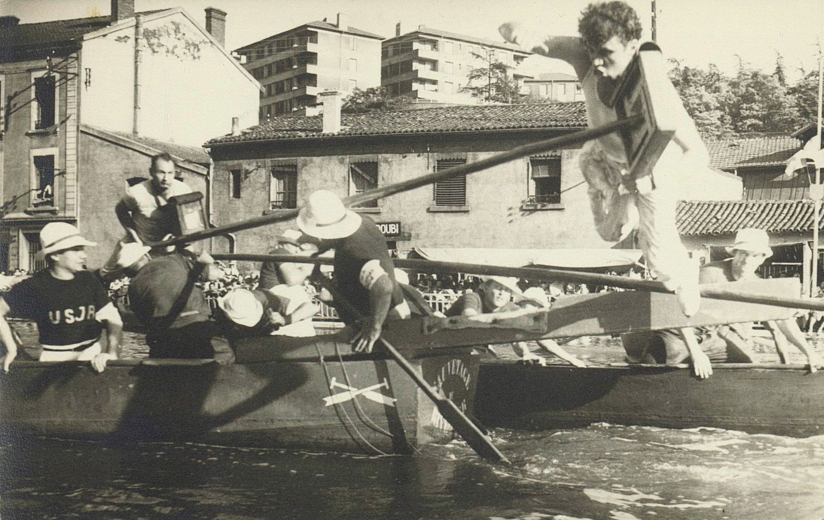 Scènes de joutes prises d'un bateau sur le Rhône, probablement près de Givors : photographie NB (milieu du XXe siècle, cote 2PH/21, copie à usage privé)