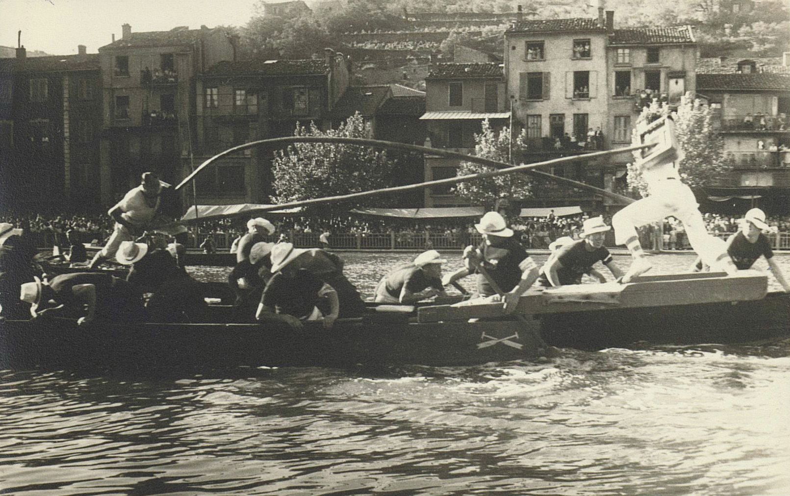 Scènes de joutes prises d'un bateau sur le Rhône, probablement près de Givors : photographie NB (milieu du XXe siècle, cote 2PH/21, copie à usage privé)