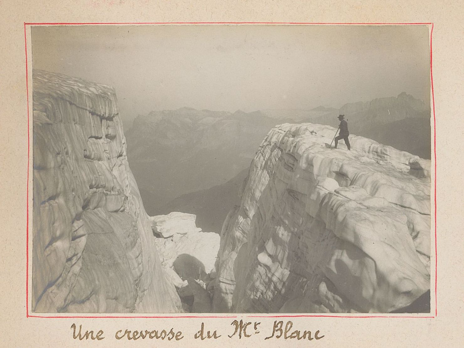 Une crevasse du Mont-Blanc : tirage papier NB (1896-1900, cote 2PH/341, détail)