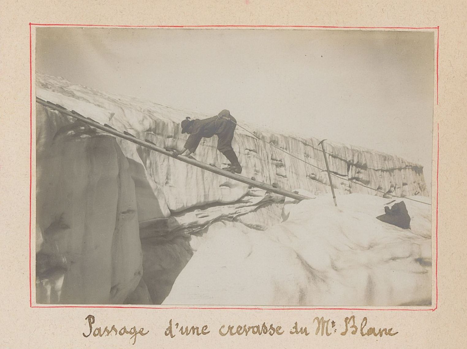 Passage d'une crevasse du Mont-Blanc : tirage papier NB (1896-1900, cote 2PH/341, détail)