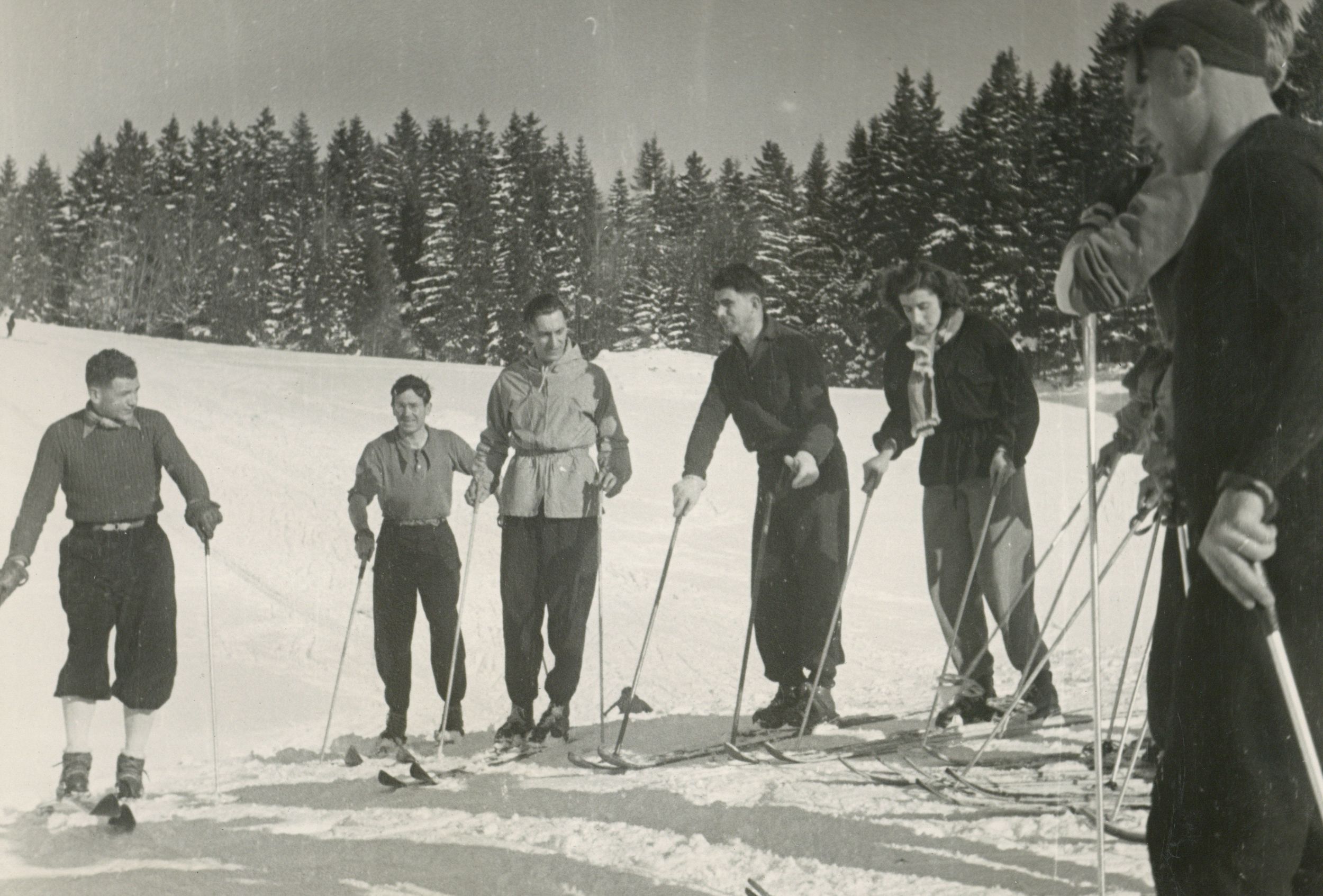 Les athlètes Micheline Ostermeyer, André Osterberger et Jacques Lunis à la station de ski "Les Rousses" en mars 1959 : photographie NB (1959, cote 362II/5)