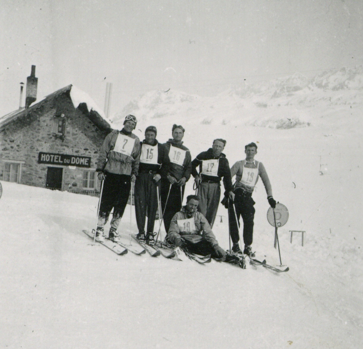 Groupe de skieurs devant l'hôtel du Dôme (dont Tony Bertrand) : photographie NB (années 1940 ou 1950, cote 362II/9)