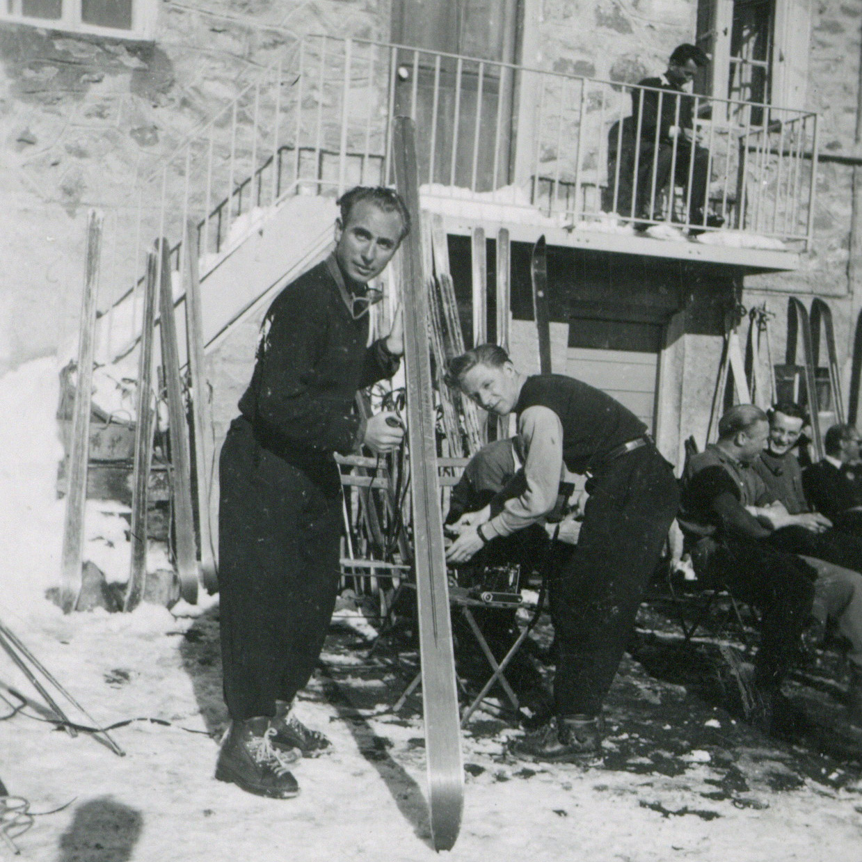 Groupe de skieurs devant l'hôtel du Dôme (dont Tony Bertrand) : photographie NB (années 1940 ou 1950, cote 362II/9)