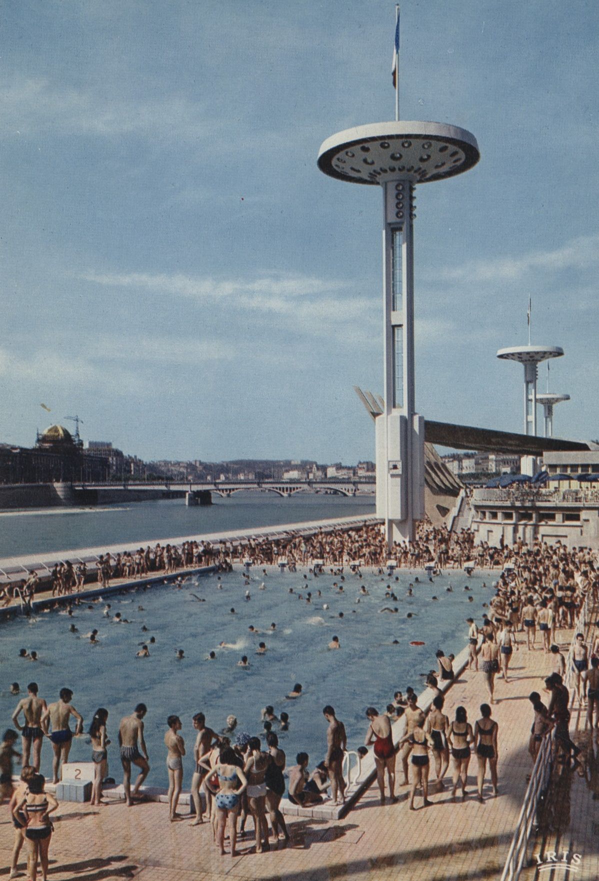 Lyon - La piscine, le bassin olympique : carte postale couleur (vers 1980, cote 4FI/6436, repro. à usage privé)