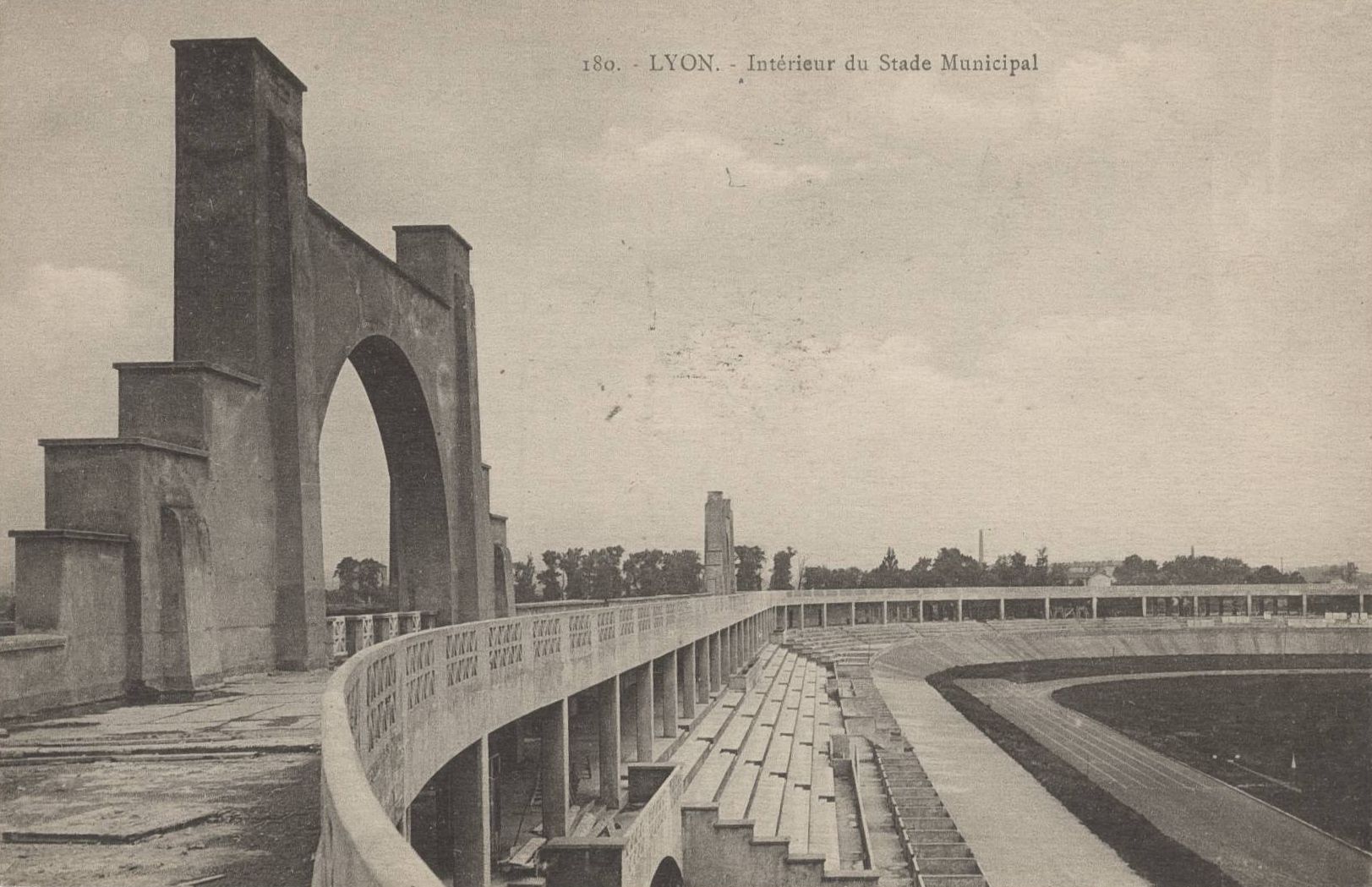 Lyon - Intérieur du stade municipal : carte postale NB (vers 1914, cote 4FI_4)