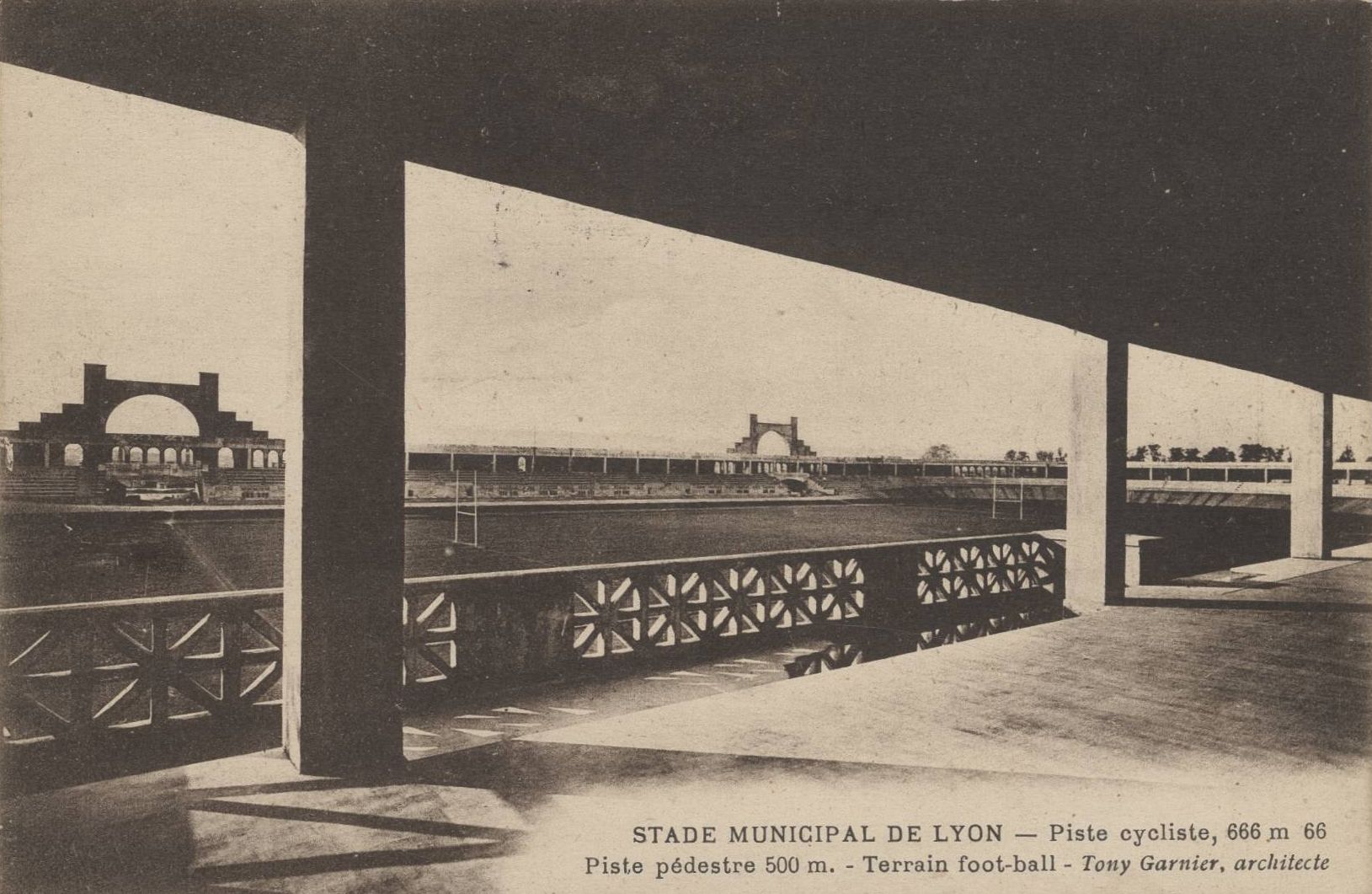 Stade municipal de Lyon - Piste cyclable, 666 m 66. Piste pédestre 500 m. Terrain foot-ball : carte postale NB (vers 1914, cote 4FI_6)