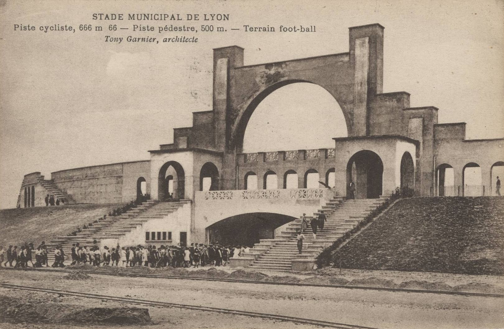 Stade municipal de Lyon - Piste cyclable, 666 m 66. Piste pédestre 500 m. Terrain foot-ball : carte postale NB (vers 1914, cote 4FI_7)