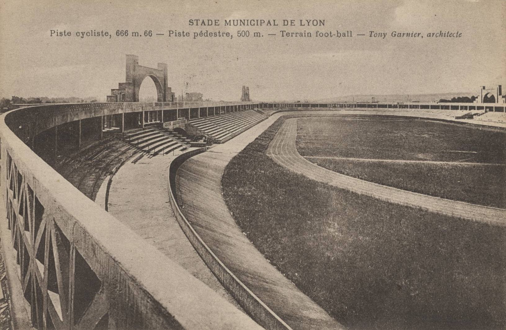 Stade municipal de Lyon - Piste cyclable, 666 m 66. Piste pédestre 500 m. Terrain foot-ball : carte postale NB (vers 1914, cote 4FI_8)