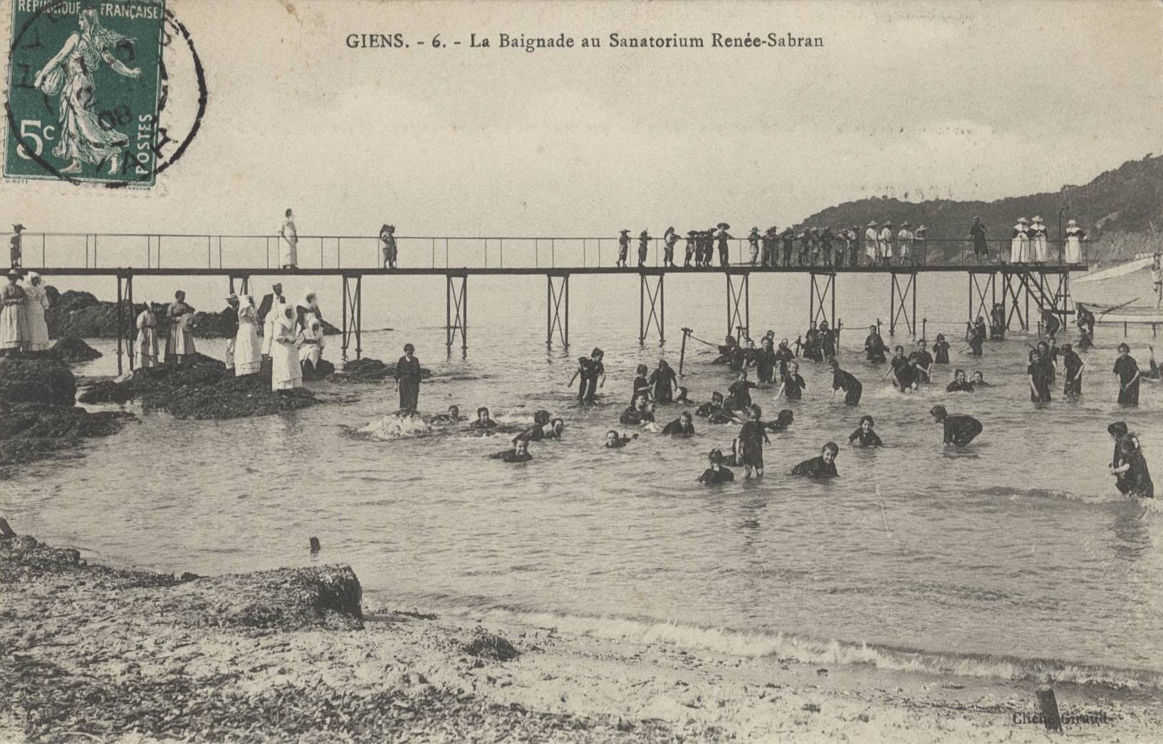 Giens - La baignade au sanatorium Renée Sabran : carte postale NB (vers 1910, cote 4FI_3541)