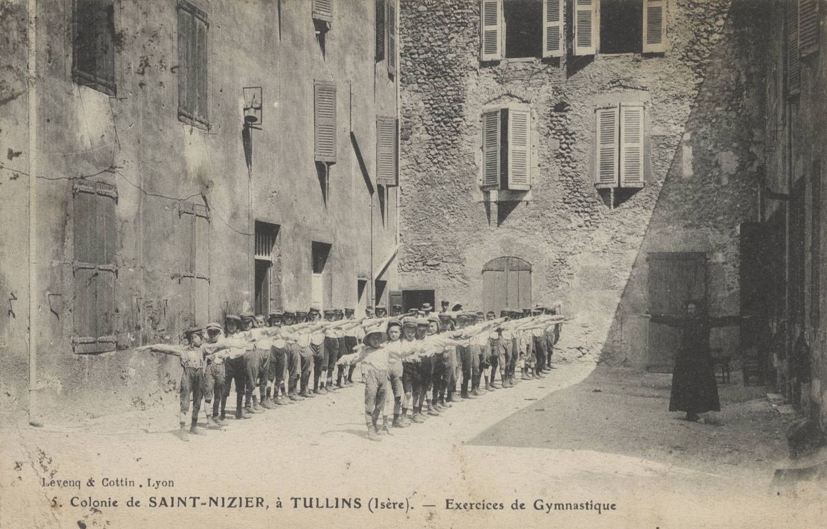 Colonie de Saint-Nizier à Tullins (Isère) - Exercices de gymnastique : carte postale NB (vers 1924, cote 4FI_3717)