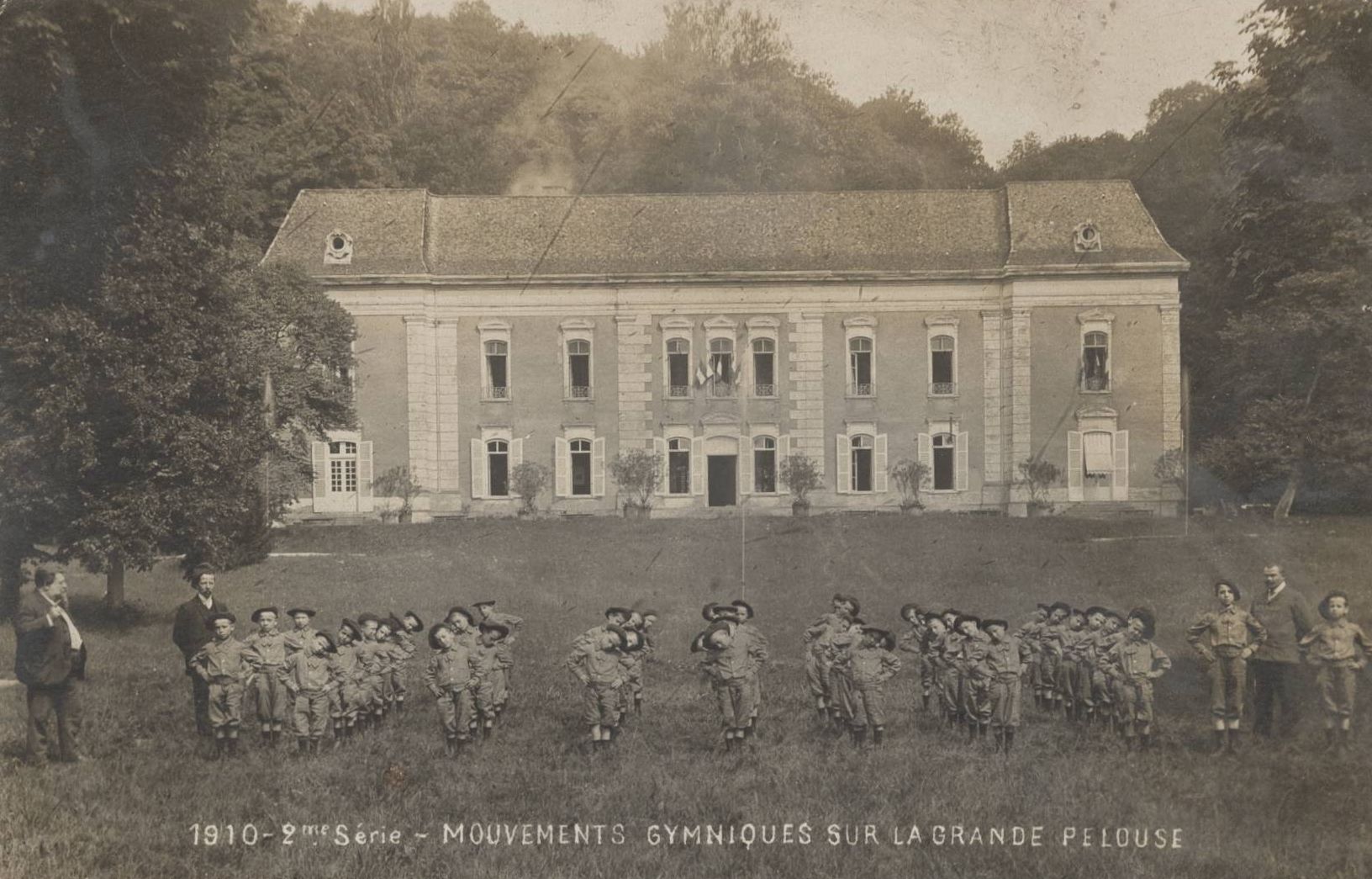 1910 - Mouvements gymniques sur la grande pelouse - Ecole municipale de plein air, ville de Lyon : carte postale NB (vers 1910, cote 4FI_3757)