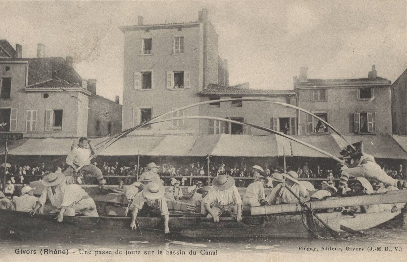 Givors (Rhône) - Une passe de joute sur le bassin du canal : carte postale NB (vers 1904, cote 4FI_3792)