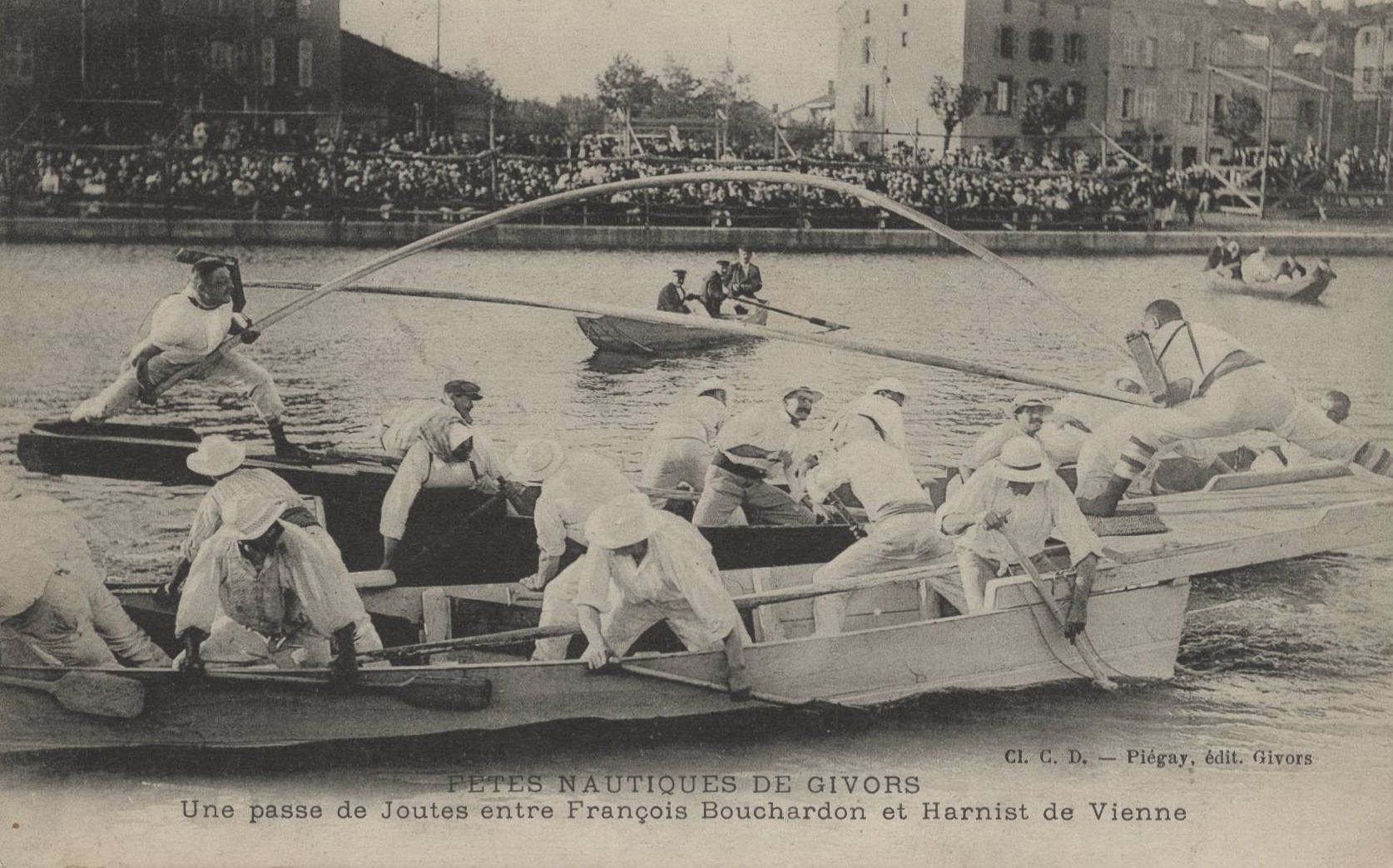 Fêtes nautiques de Givors - Une passe de joutes entre François Bouchardon et Harnist de Vienne : carte postale NB (vers 1910, cote 4FI_3795)