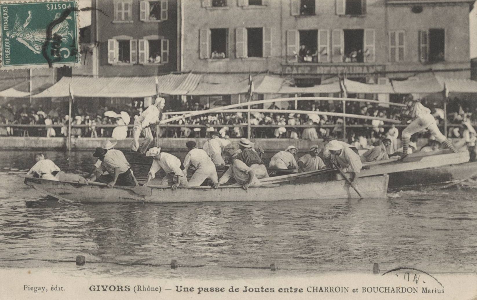 Givors (Rhône) - Une passe de joutes entre Charrion et Bouchardon Marius : carte postale NB (vers 1910, cote 4FI_3796)