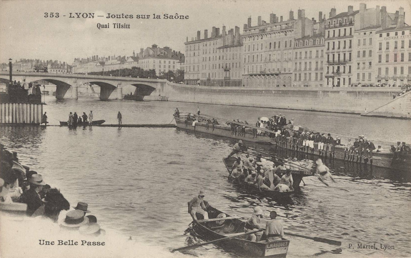 Lyon - Joutes sur la Saône, quai Tilsitt. Une belle passe : carte postale NB (vers 1910, cote 4FI_3800)