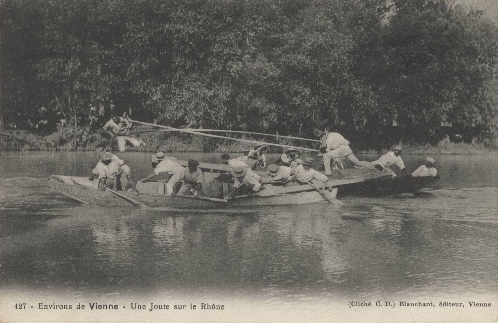 Environs de Vienne - Une joute sur le Rhône : carte postale NB (vers 1910, cote 4FI_3817)