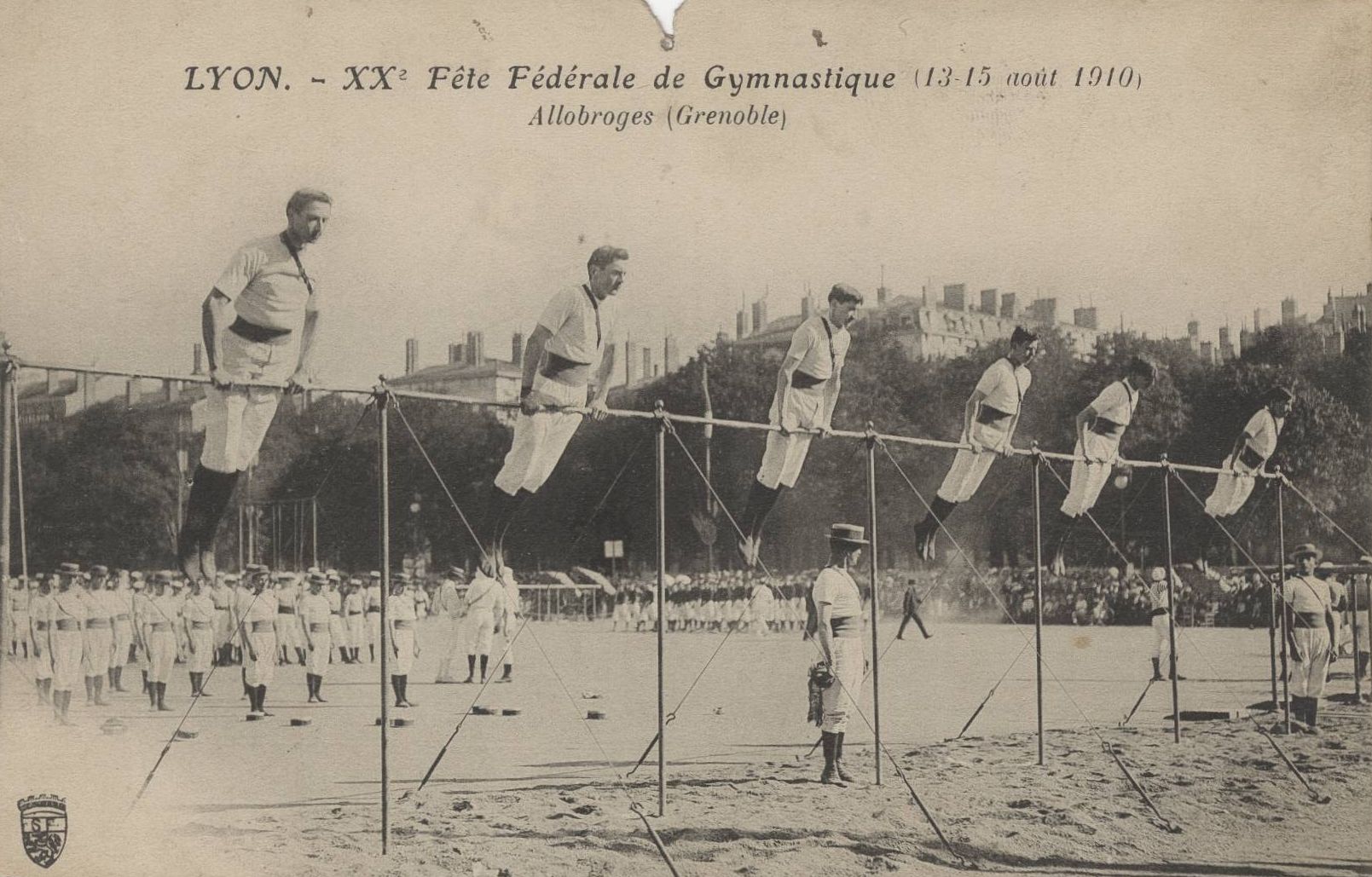 Lyon - XXe fête fédérale de gymnastique (13-14-15 août 1910). Allobroges (Grenoble) : carte postale NB (1910, cote 4FI_3824)