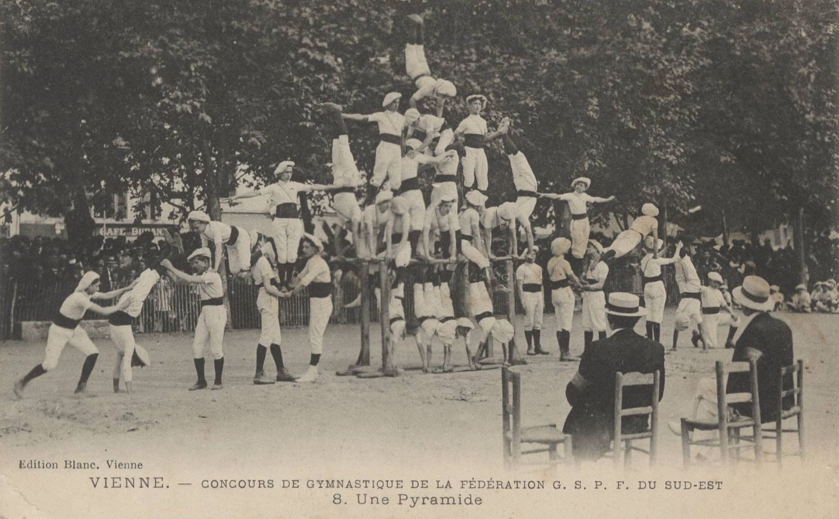 Vienne - Concours de gymnastique de la fédération G.S.P.F. du sud-est. Une pyramide : carte postale NB (vers 1915, cote 4FI_3830)