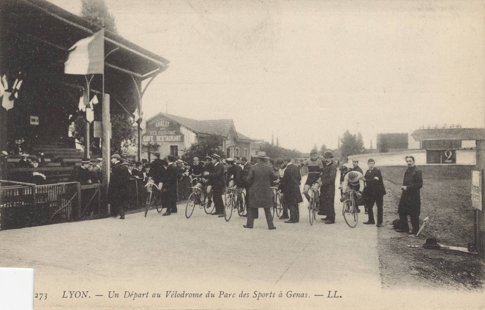 Lyon - Un départ au vélodrome du parc des sports à Genas : carte postale NB (vers 1910, cote 4FI_3837)