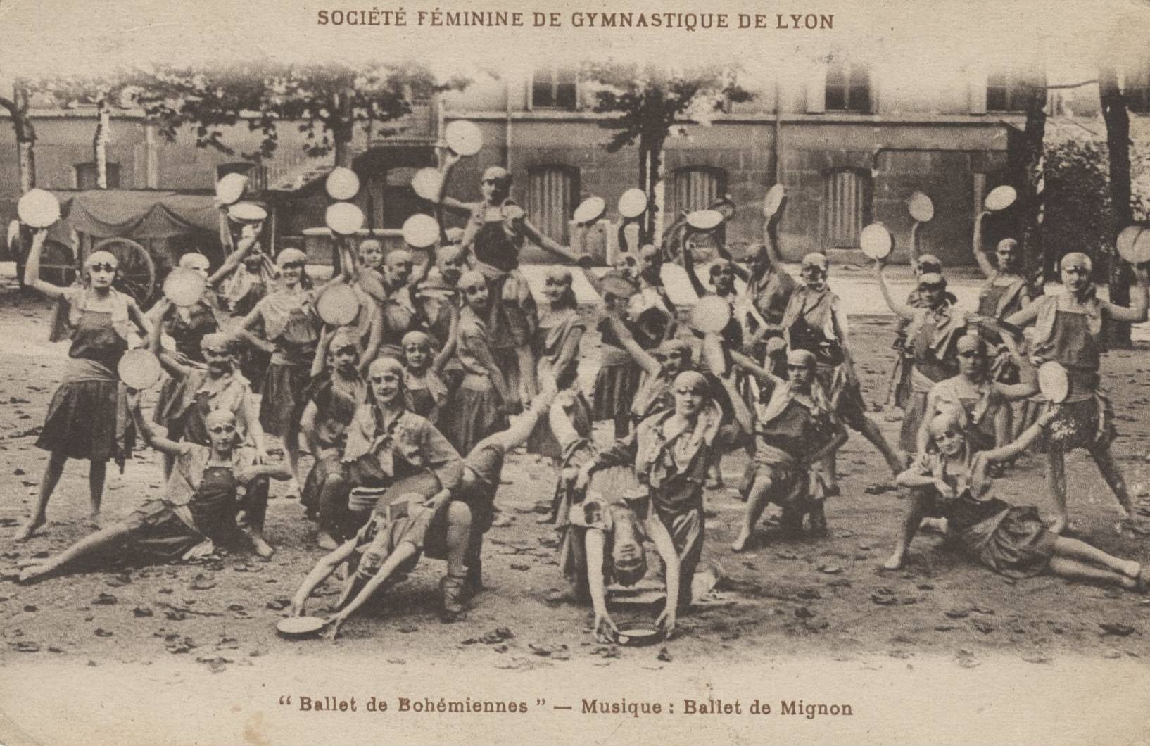 Société féminine de gymnastique de Lyon - "Ballets de bohémiennes". Musique Ballet de Mignon : carte postale NB (vers 1910, cote 4FI_3838)