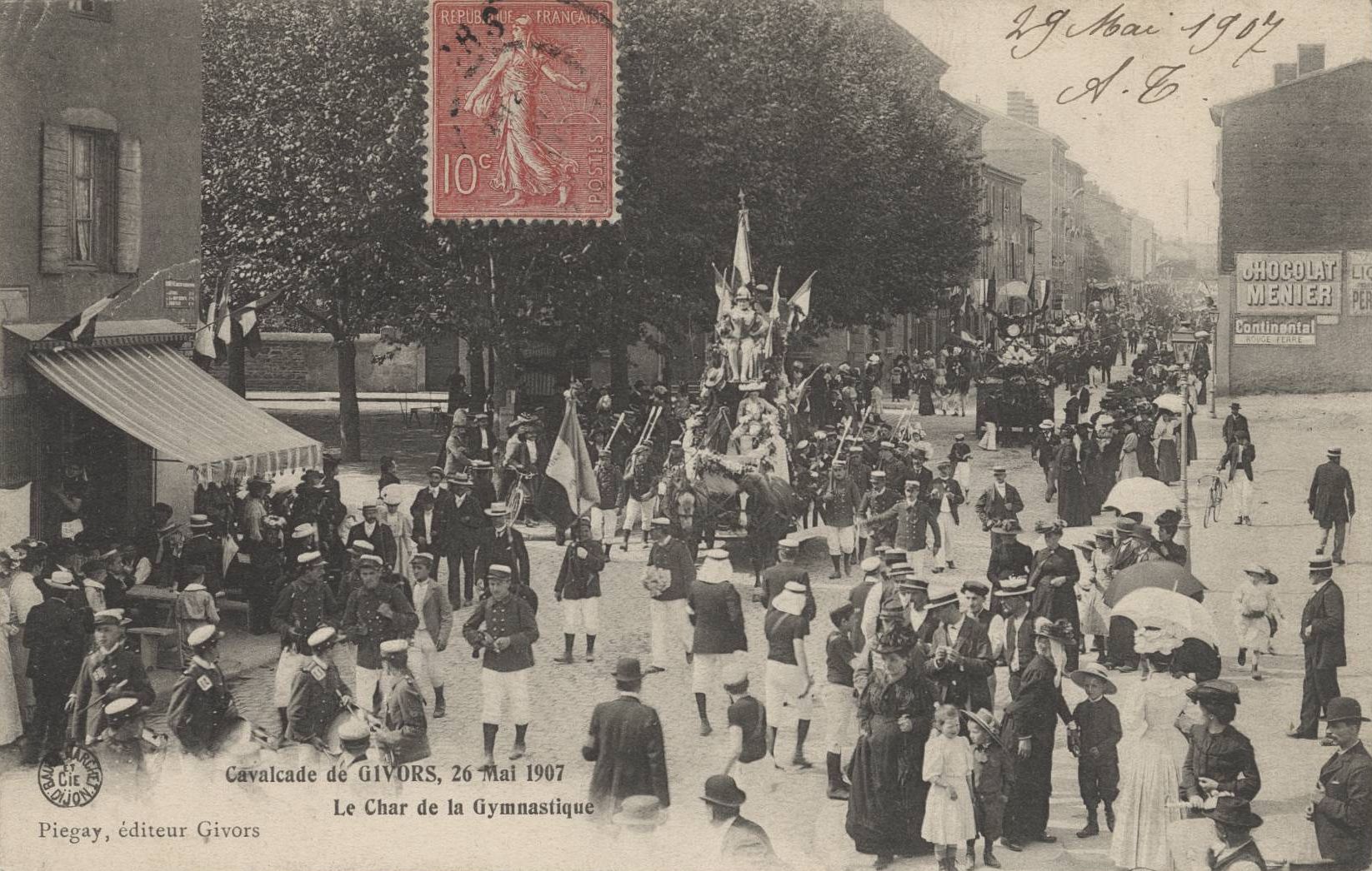 Cavalcade de Givors, 26 Mai 1907 - Le char de la gymnastique : carte postale NB (1907, cote 4FI_3841)