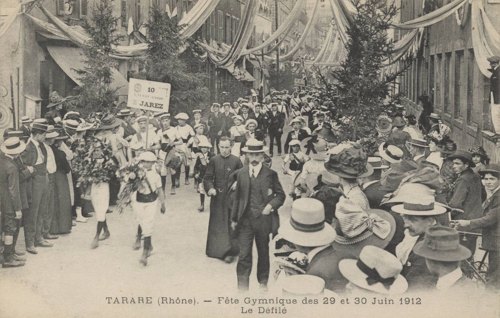 Tarare (Rhône) - Fête gymnique des 29 et 30 juin 1912. Le défilé : carte postale NB (1912, cote 4FI_3844)