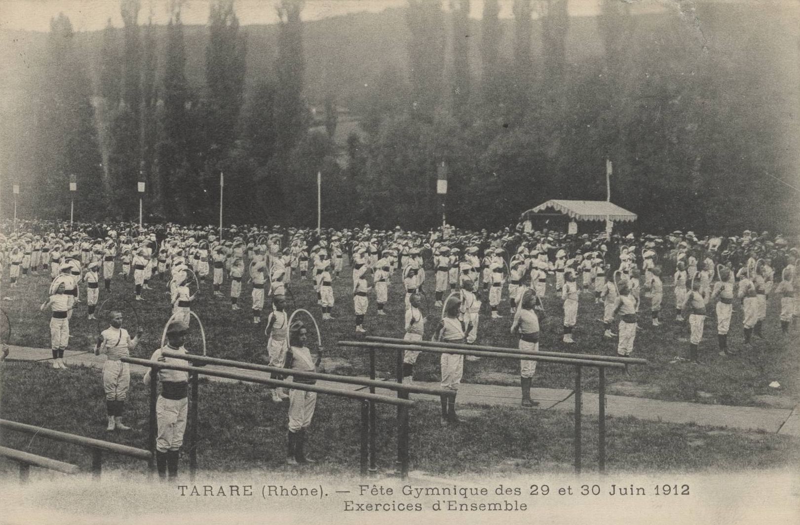 Tarare (Rhône) - Fête gymnique des 29 et 30 juin 1912. Exercices d'ensemble : carte postale NB (1912, cote 4FI_3847)