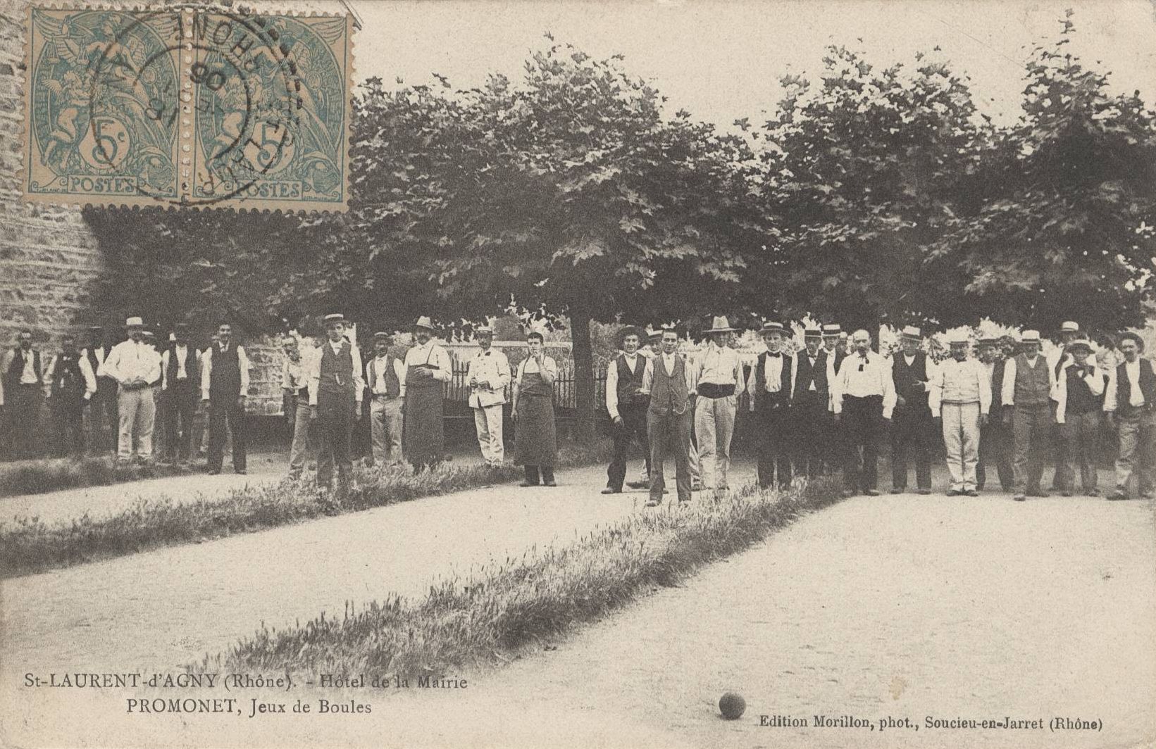 Saint-Laurent-d'Agny (Rhône) - Hôtel de la Mairie. Promonet, jeux de boules : carte postale NB (vers 1906, cote 4FI_3872)