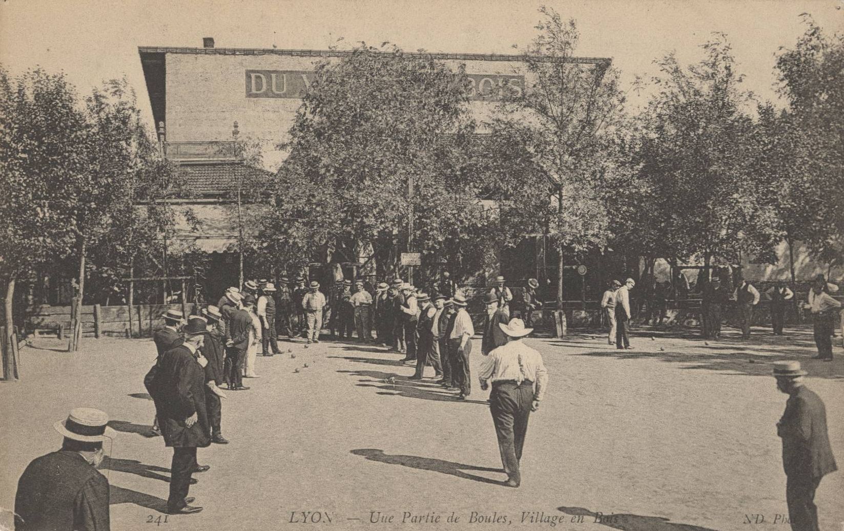 Lyon - Une partie de boules, village en bois : carte postale NB (vers 1910, cote 4FI_3874)