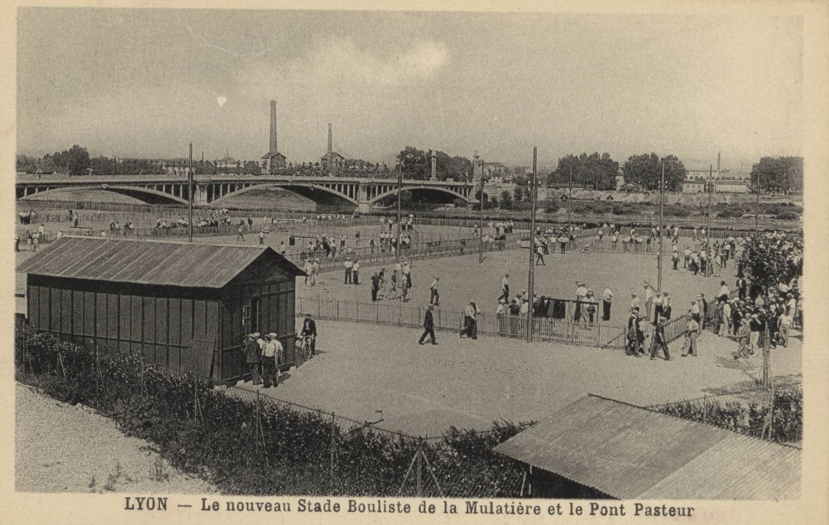 Lyon - Le nouveau stade bouliste de la Mulatière et le pont Pasteur : carte postale NB (vers 1910, cote 4FI_3876)