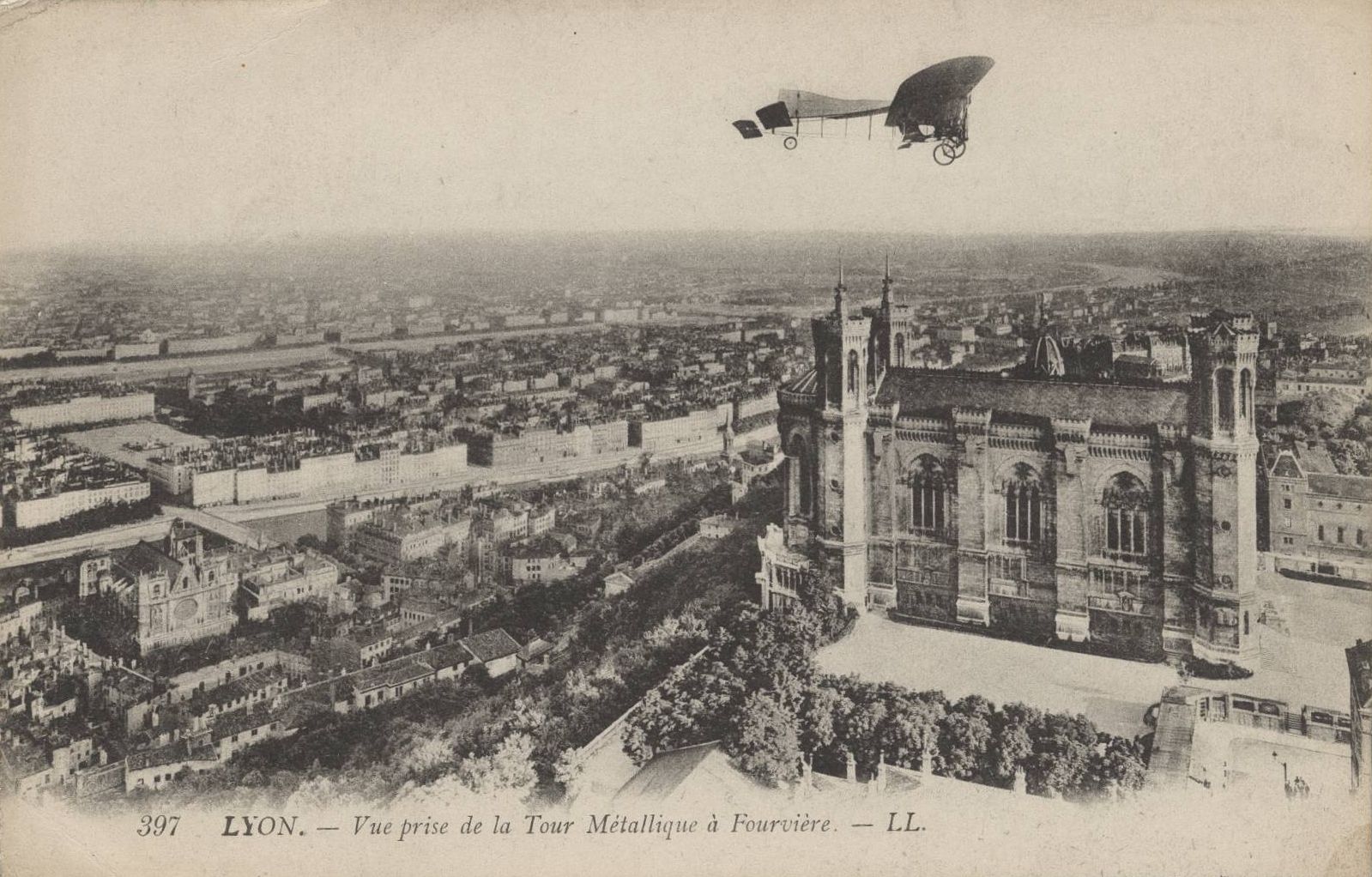 Lyon - Vue prise de la tour métallique à Fourvière : carte postale NB (vers 1910, cote 4FI_4277)