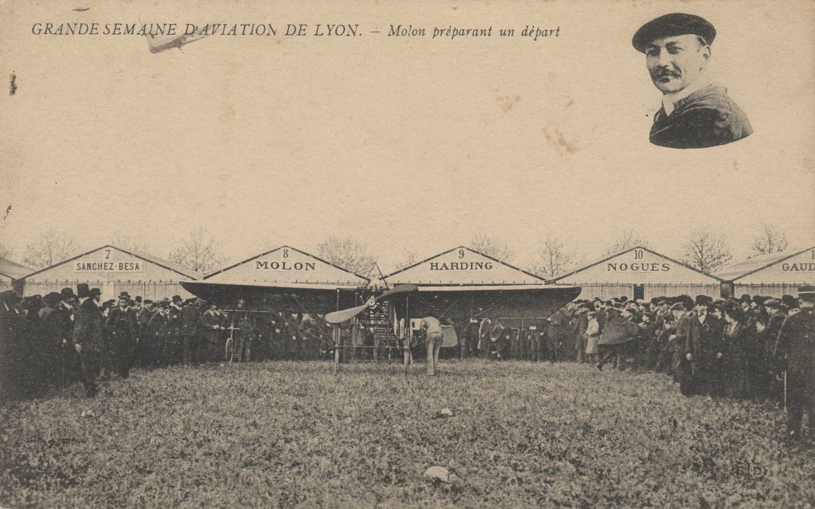 Grande semaine d'aviation - Molon préparant son départ : carte postale NB (1910, cote 4FI_4288)