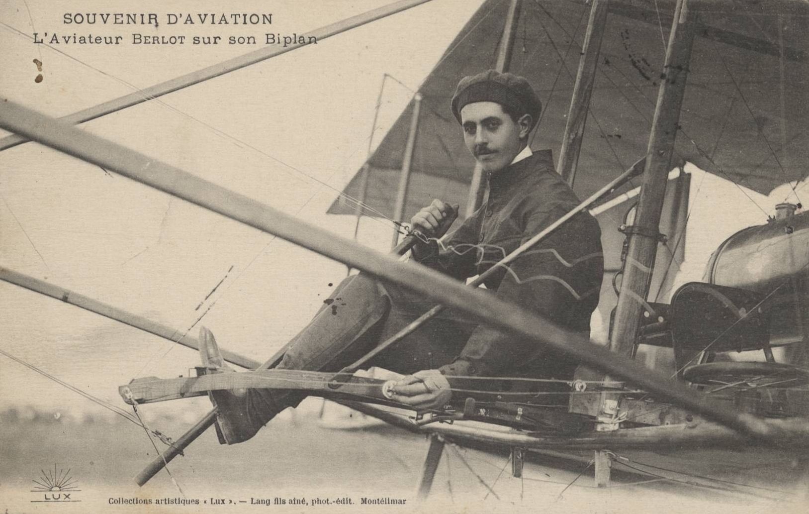 Souvenir d'aviation - L'aviateur Berlot sur son biplan : carte postale NB (1910, cote 4FI_4297)