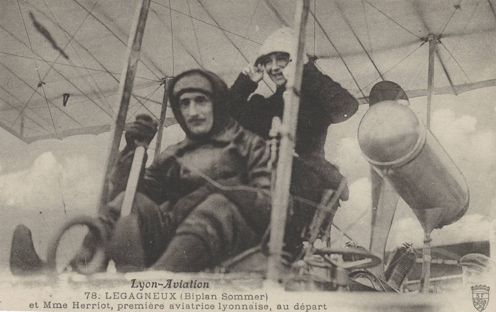 Lyon-aviation - Legagneux (biplan Sommer) et Madame Herriot, première aviatrice lyonnaise, au départ : carte postale NB (1910, cote 4FI_4303)