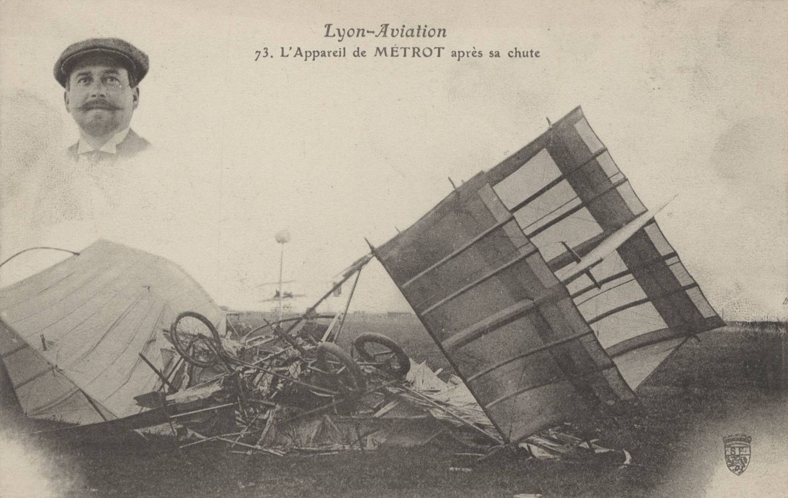 Lyon-aviation - L'appareil de Métrot après sa chute : carte postale NB (1910, cote 4FI_4307)