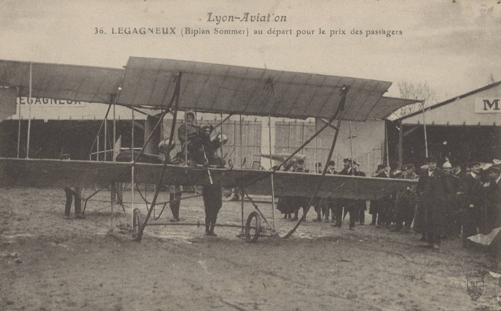 Legagneux (biplan Sommer) au départ pour le prix des passagers : carte postale NB (1910, cote 4FI_4314)