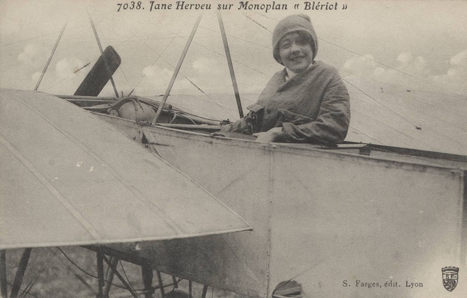 Jane Herveu sur monoplan Blériot : carte postale NB (1910, cote 4FI_4331)