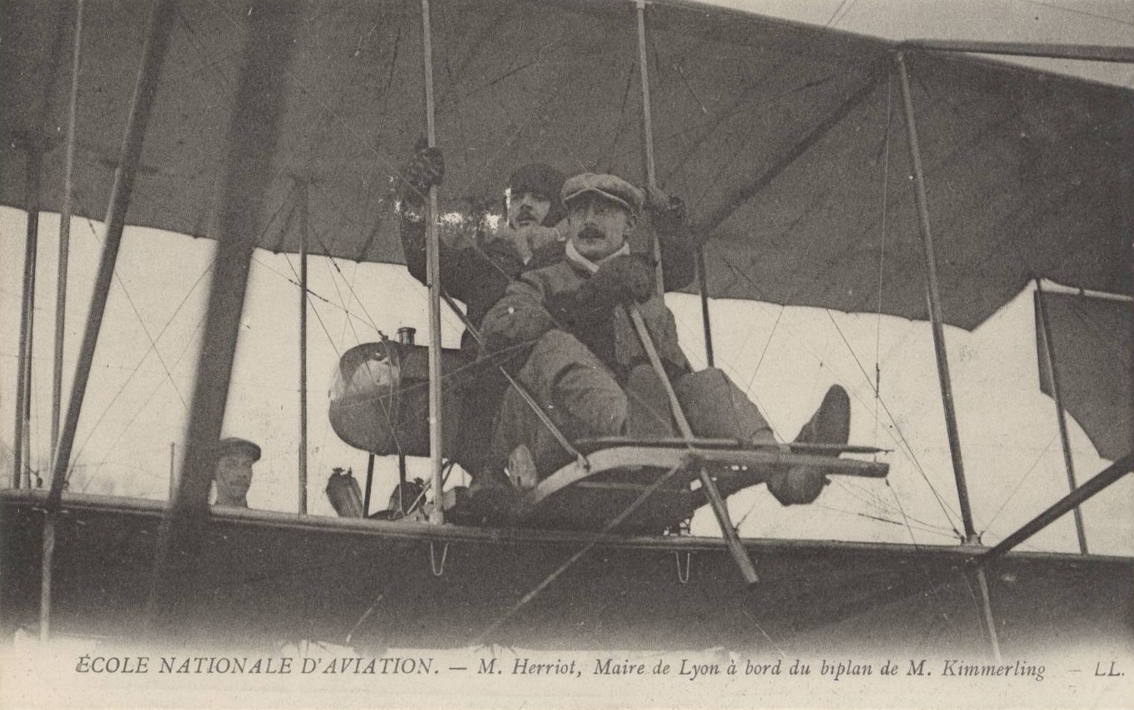 Ecole nationale d'aviation. M. Herriot, maire de Lyon à bord du biplan de M. Kimmerling : carte postale NB (1910, cote 4FI_4338)