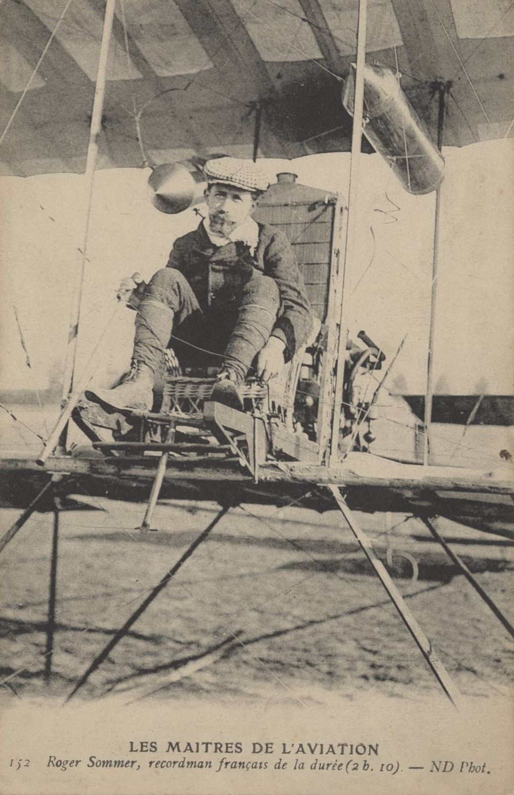 Les maîtres de l'aviation - Roger Sommer, recordman français de la durée (2 h 10) : carte postale NB (1910, cote 4FI_4343)