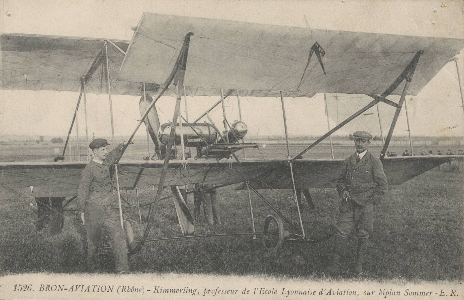 Bron-Aviation (Rhône) - Kimmerling, professeur de l'école lyonnaise d'aviation, sur biplan Sommer : carte postale NB (1910, cote 4FI_4345)