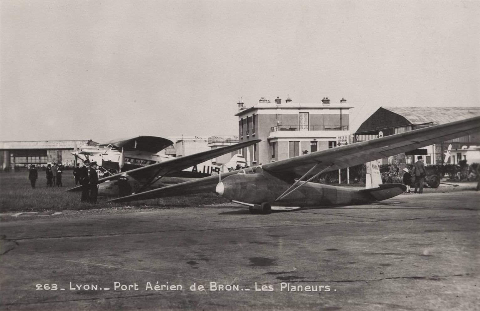 Lyon - Port aérien de Bron. Les planeurs : carte postale NB (vers 1950, cote 4FI_4352)