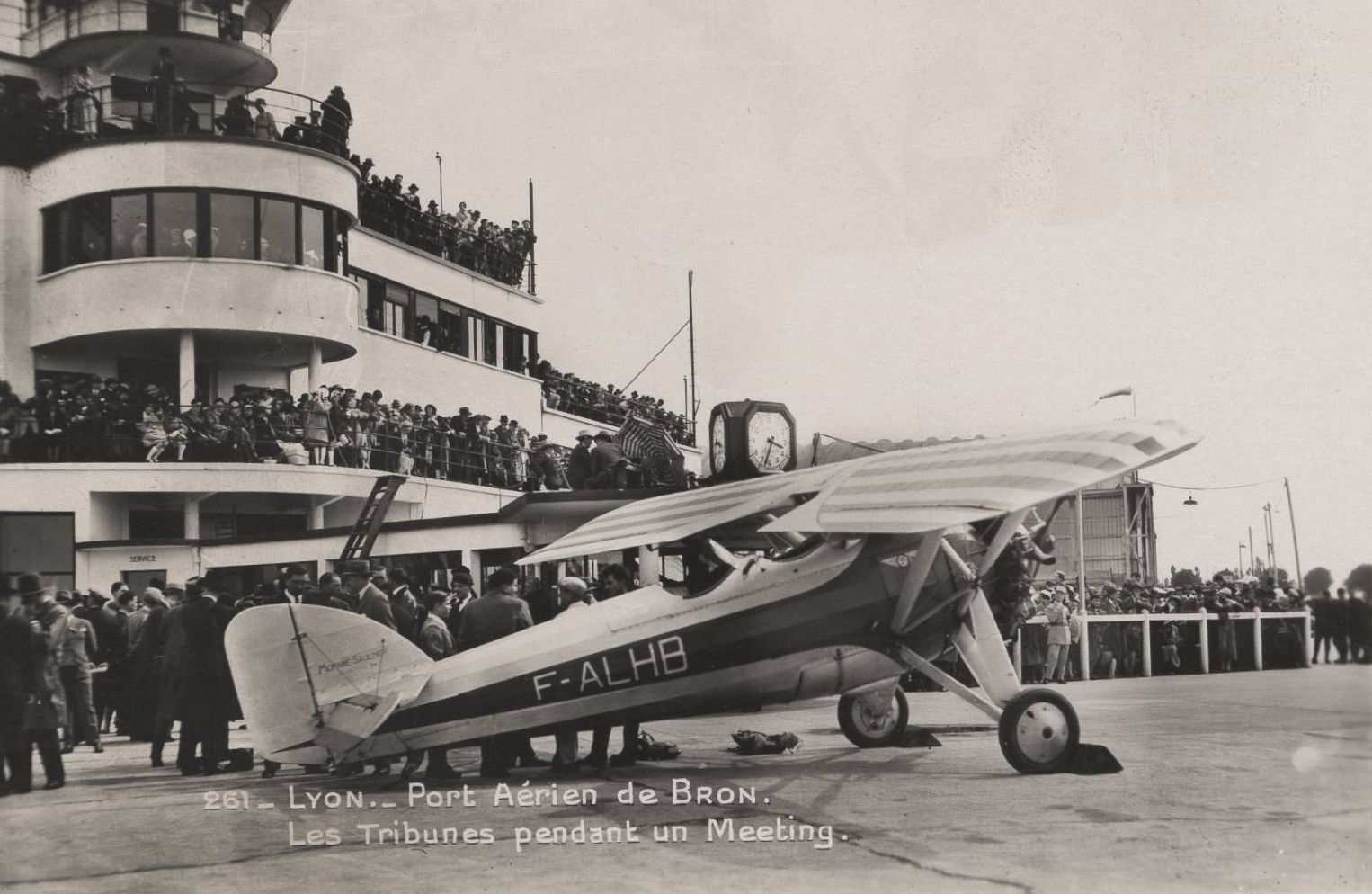 Lyon - Port aérien de Bron. Les tribunes pendant un meeting : carte postale NB (vers 1950, cote 4FI_4358)