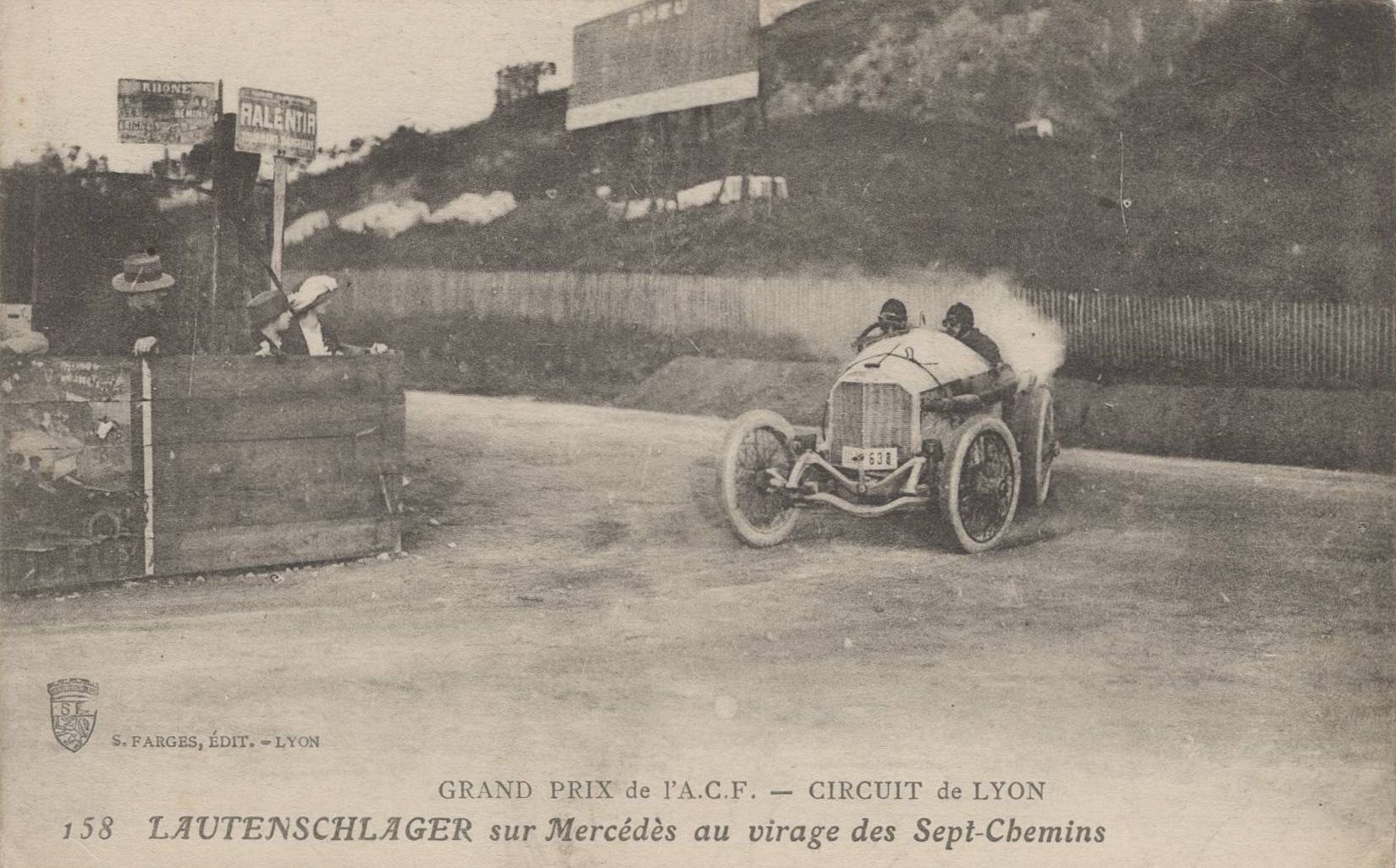 Grand prix de l'A.C.F. - Circuit de Lyon. Lautenschlager sur Mercédès au virage des Sept-Chemins : carte postale NB (1914, cote 4FI_4364)