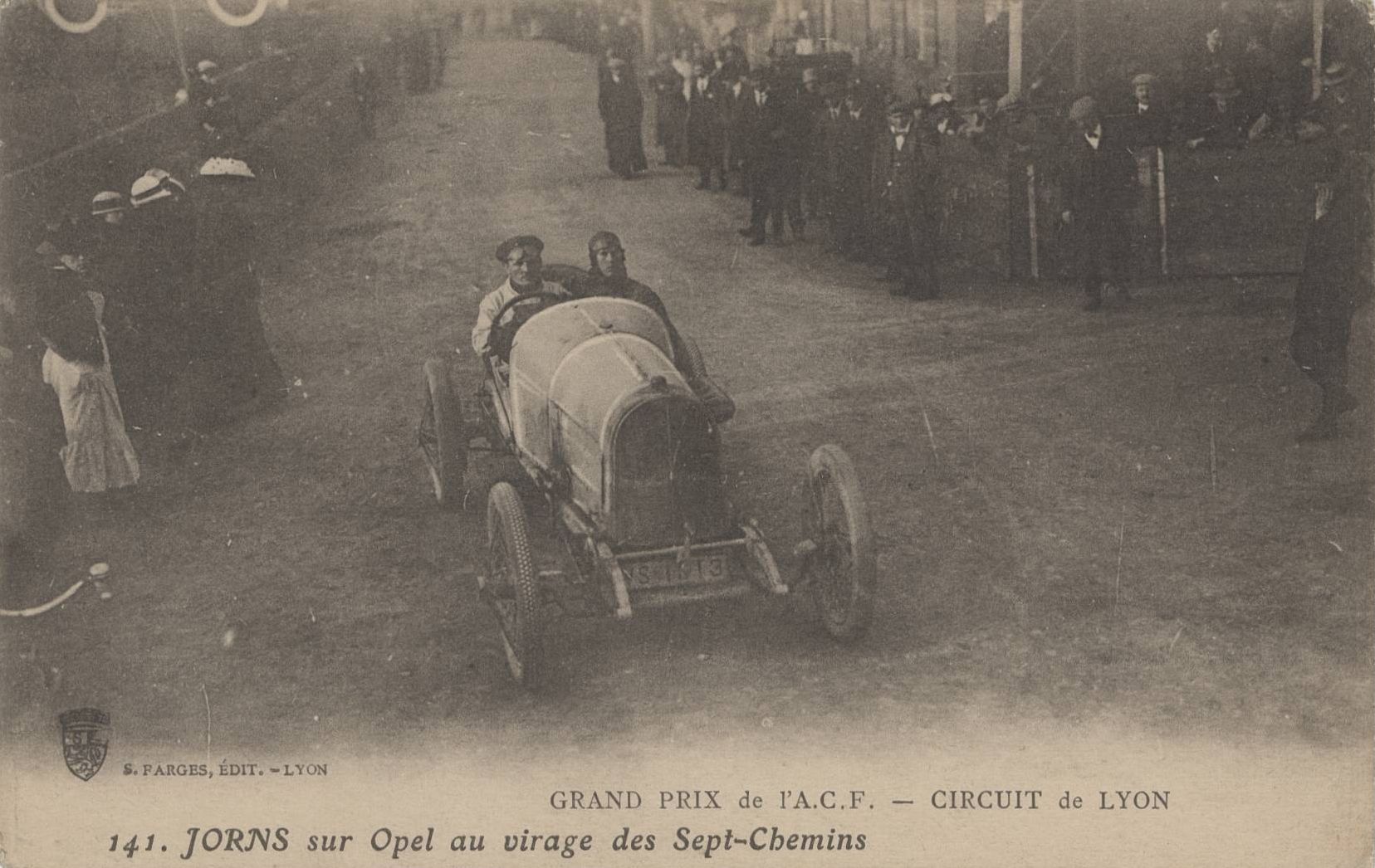 Grand prix de l'A.C.F. - Circuit de Lyon. Jorns sur Opel au virage des Sept-Chemins : carte postale NB (1914, cote 4FI_4365)