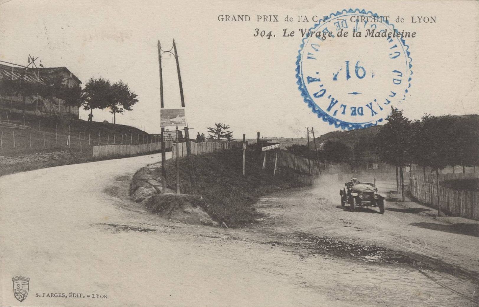 Grand prix de l'A.C.F. - Circuit de Lyon. Le virage de la Madeleine : carte postale NB (1914, cote 4FI_4371)